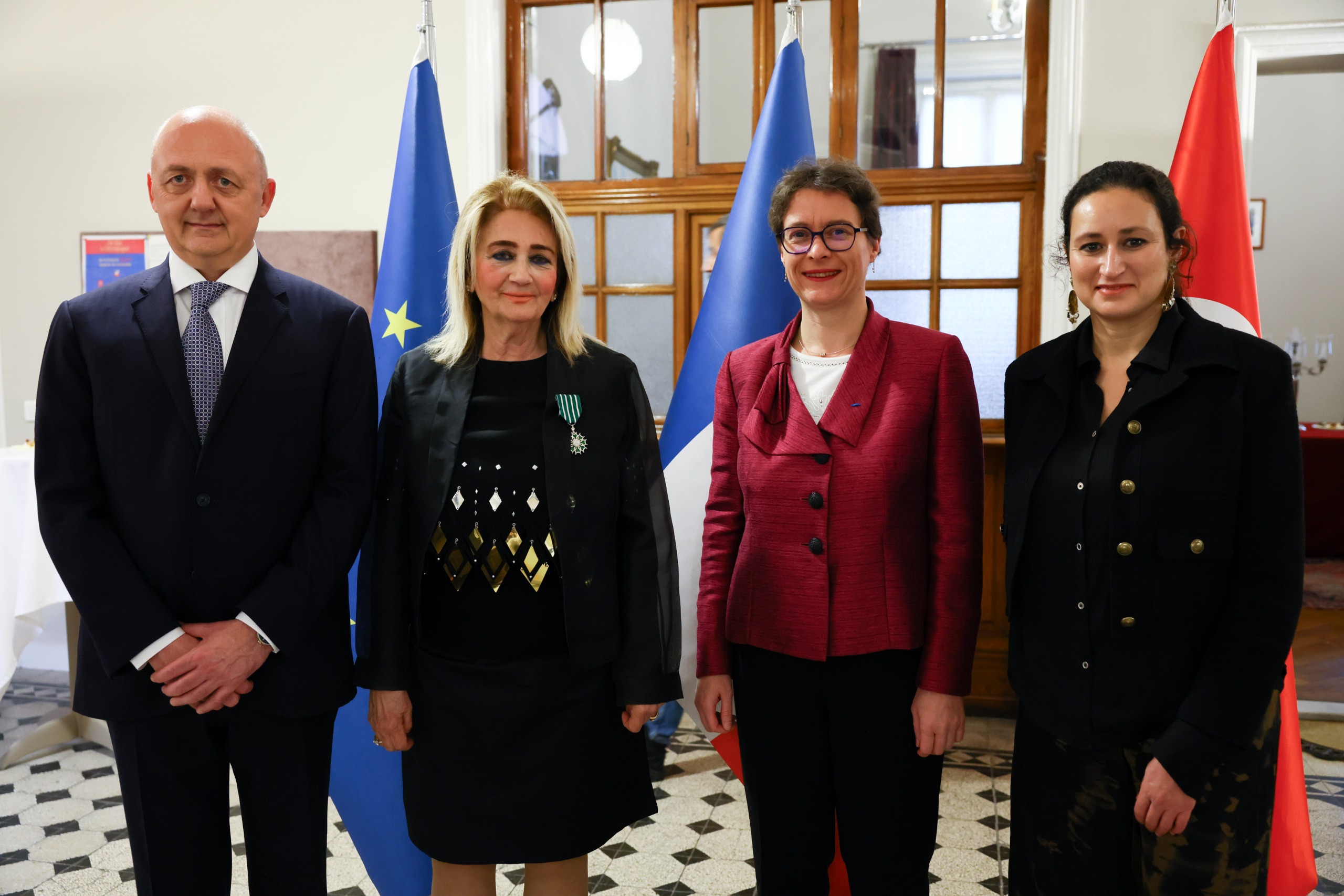 Filiz Eczacıbaşı Sarper'e Fransa'dan Sanat ve Edebiyat Şövalyesi Madalyası