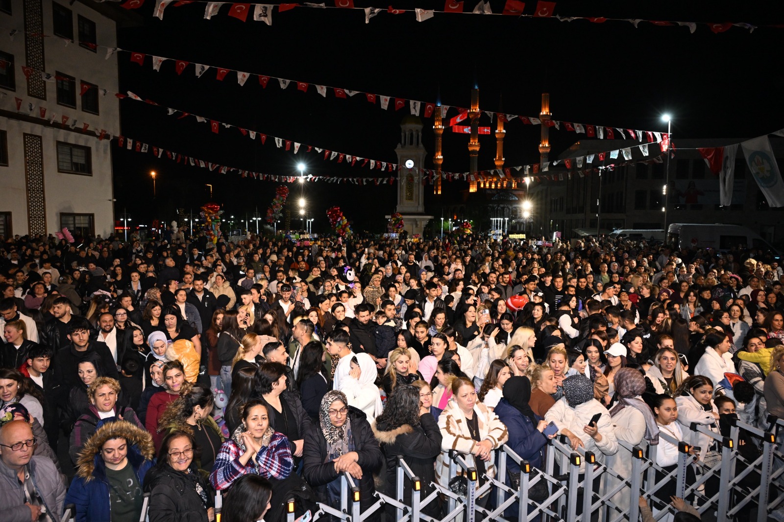 GÖRÜNTÜLÜ HABER: Manisa’da Romanlar Gecesi Coşkusu