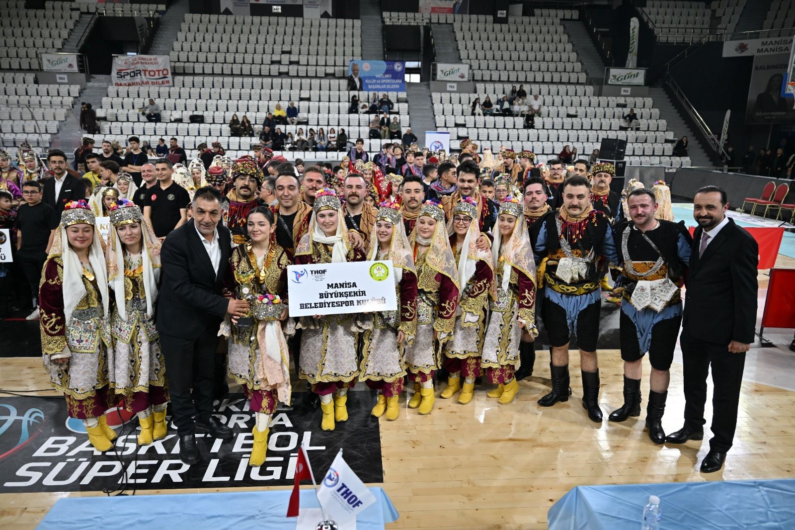 Halk Oyunları Yarışmasına Manisa Büyükşehir Belediyespor Damga Vurdu