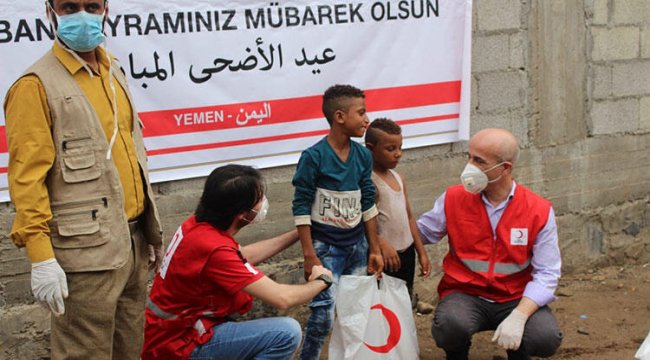 Yemen'de Türk Kızılay binlerce aileye kurban eti dağıtıyor