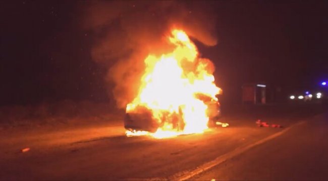 Silivri'de lüks araç alev alev yandı, 2 kişi son anda kurtuldu