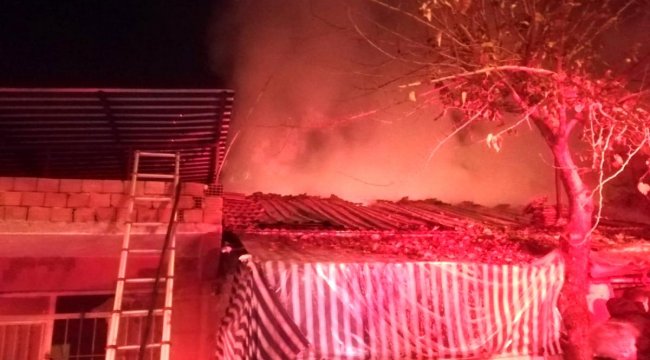 İzmir'de müstakil evde çıkan yangın yan binaya sıçradı