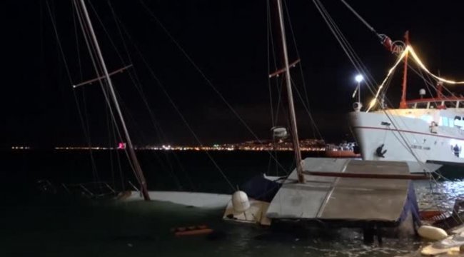 Konak'ta şiddetli rüzgar nedeniyle bir tekne yan yattı