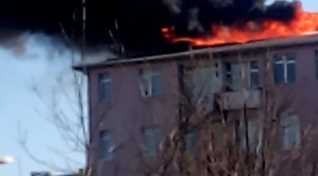 Eyüpsultan'da izolasyon yapılan binanın çatısı alev alev yandı