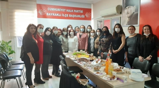 İzmir Bayraklı İlçe Kadın Kolları Başkanlığı'nda 1. yıl kutlaması
