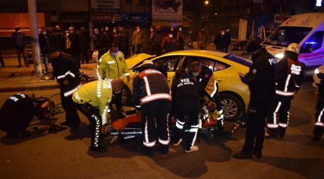 Ticari taksi aydınlatma direğine çarptı araçta sıkışan sürücü feci şekilde can verdi