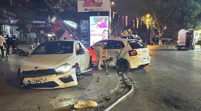 Kadıköy'de iki otomobil çarpıştı: 3 kişi yaralandı
