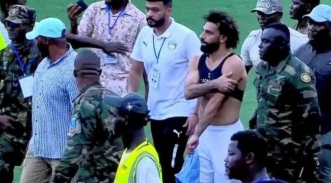 Taraftar sahaya girdi, Mohamed Salah'a saldırdı! Dünya Kupası Elemeleri...