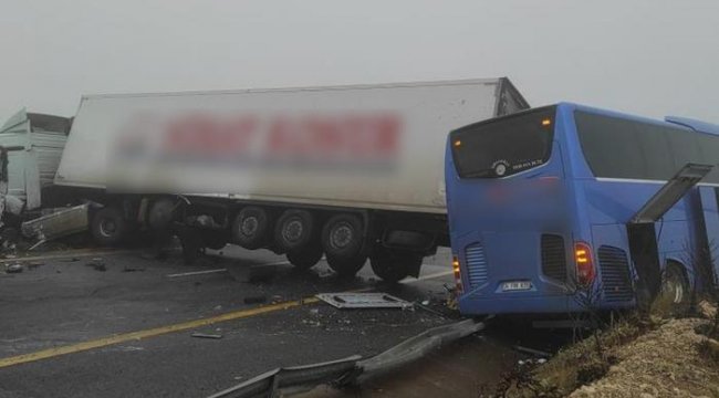 Şanlıurfa'da yolcu otobüsü ve 2 TIR çarpıştı! Ölü ve yaralılar var
