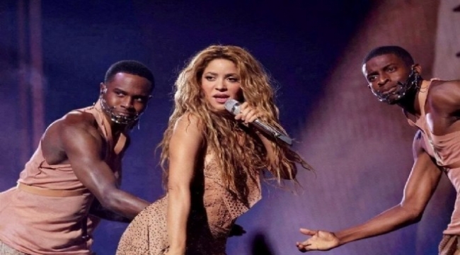 Shakira, klibinde oynattığı modelle aşk yaşıyor