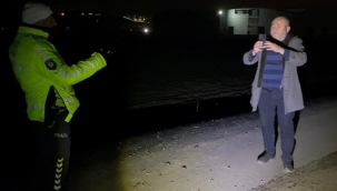 Alkollü sürücü cipiyle toprağa daldı... Polisi görünce telefonu çıkartıp kayda almaya başladı!