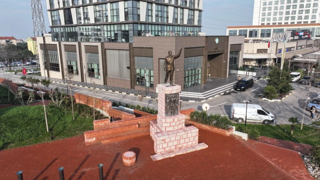 Atatürk heykeli kalıcı yerine kavuştu