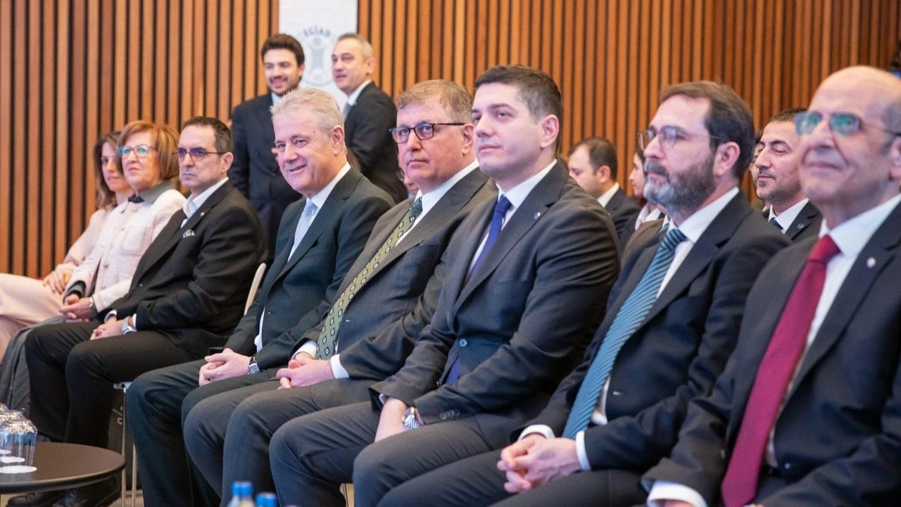 Başkan Tugay, EGİAD Genel Kurulu'na katıldı: Umudumuz gençler!