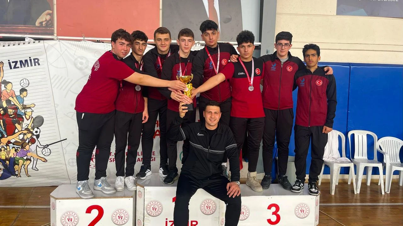 Aliağa'nın gençleri güreşte ikinci oldu