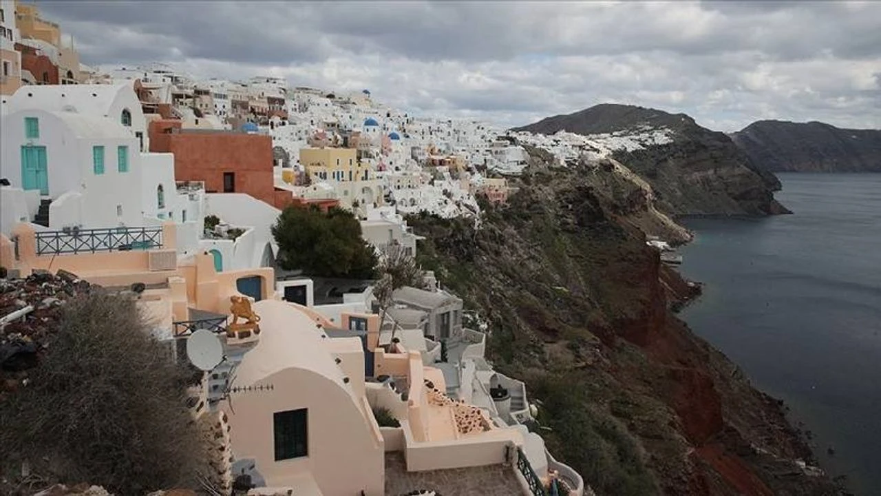 Atina'dan açıklama geldi... Santorini'de heyelan riski!