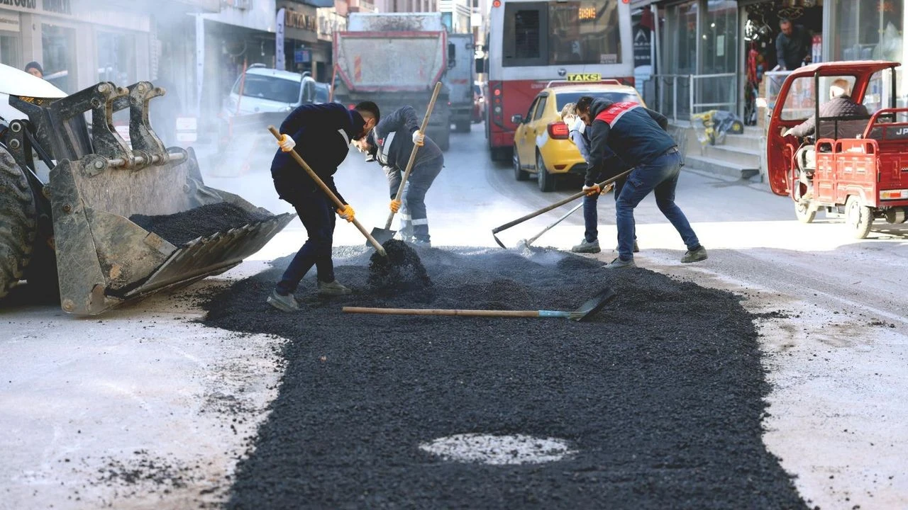 Bayraklı'da yollar yenileniyor!