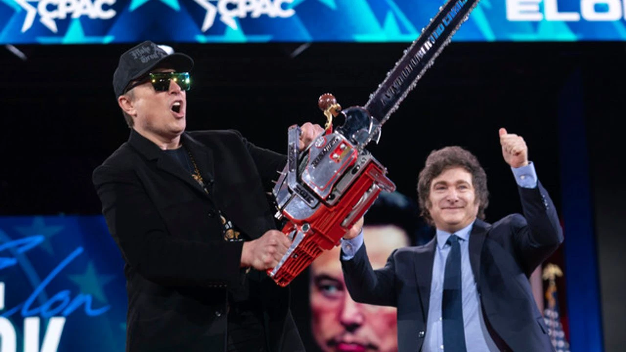 Elon Musk'tan sahnede altın testereli şov!