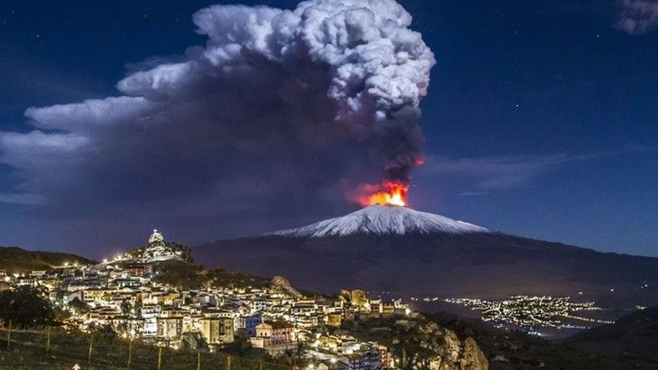 Etna Yanardağı kül ve lav püskürtüyor