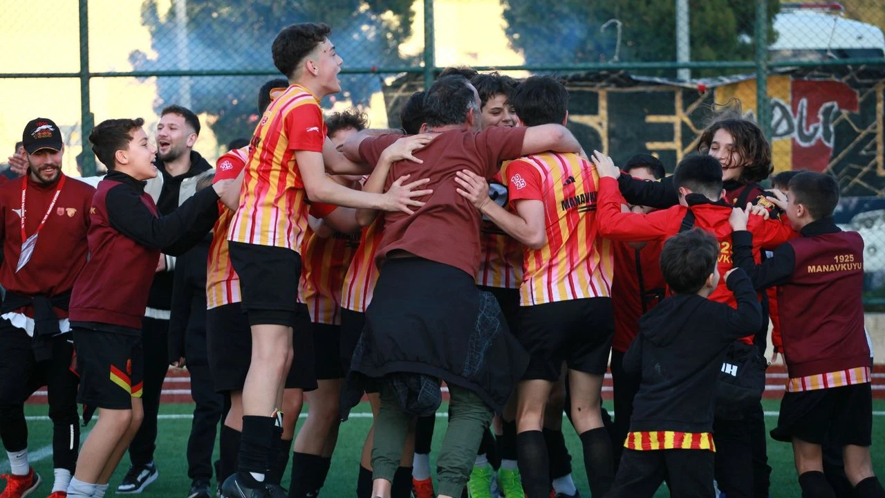 Manavkuyu 1925 İzmir'de U14'te namağlup şampiyon