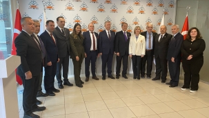 Mansur Yavaş'tan Kutlu Parti'ye Sürpriz Ziyaret! Siyasette Yeni Bir Denge mi Kuruluyor?