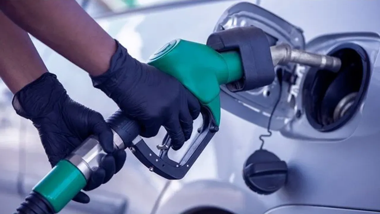 Benzine indirim geldi: Fiyatlar, pompaya yansıdı