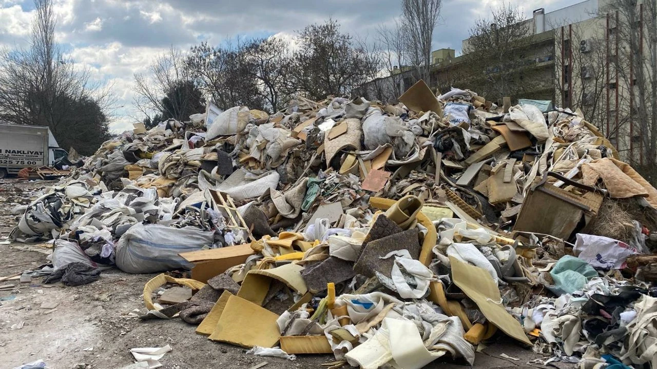 Buca'da sanayi sitesinde çöp yığınları esnafı bezdirdi