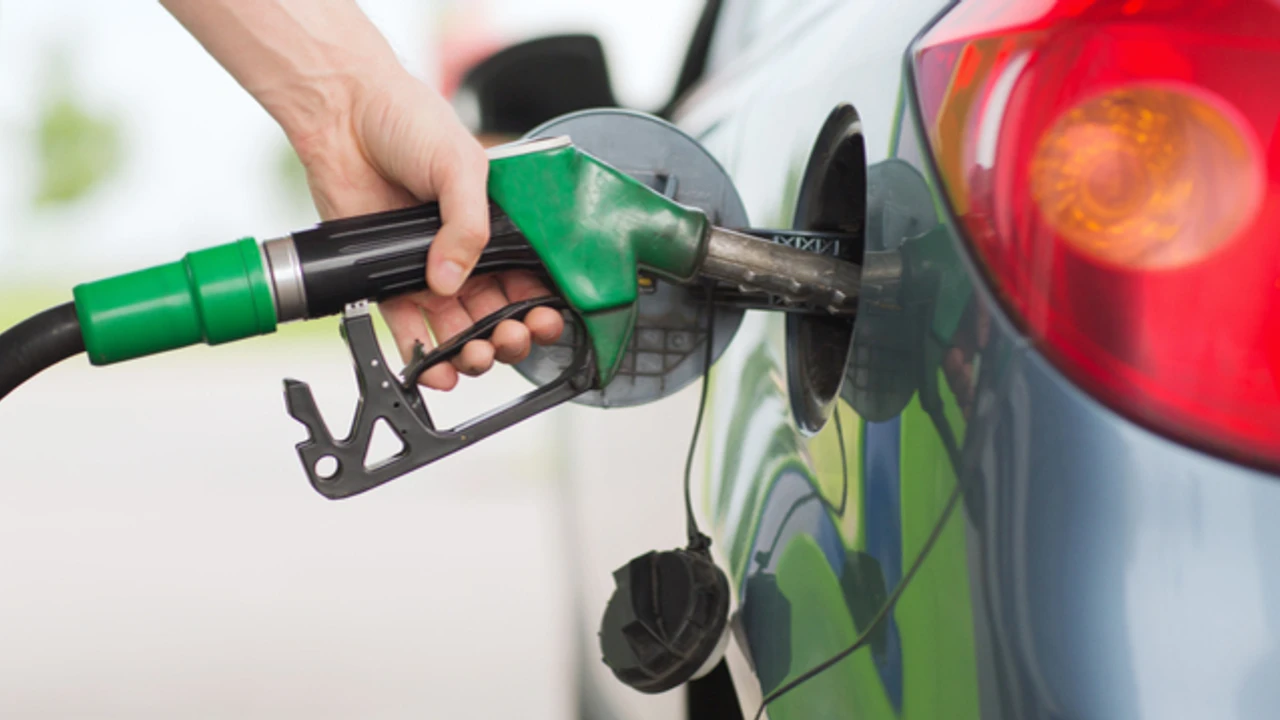 Fiyatlar pompaya yansıdı: Benzine indirim, motorine zam!