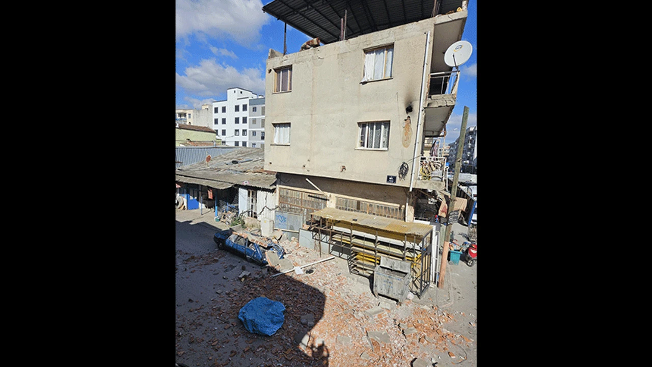 İzmir'de fırtına etkisi... 1 araba hasarlı!