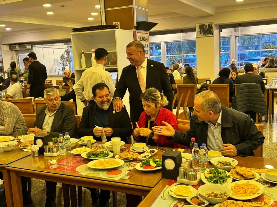 Latif Aydemir'den Bayraklı ve Gültepe mahalle muhtarları ile keyifli iftar