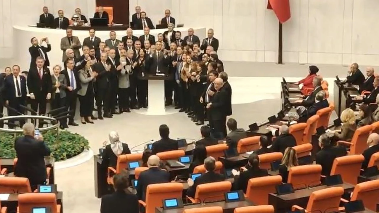 Mecliste protesto: Görüşmelere ara verildi