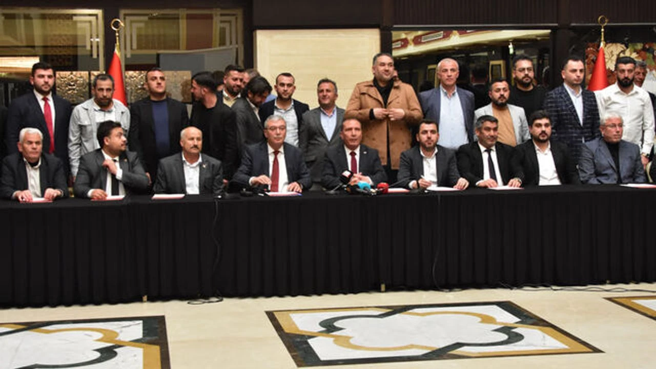 Yeniden Refah Partili 2 belediye başkanı istifa etti