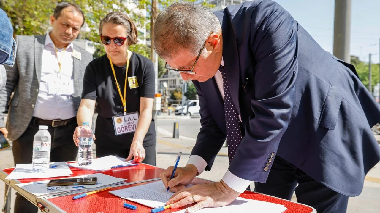 Başkan Tugay, imza kampanyasına katıldı