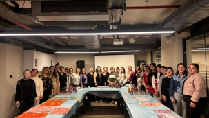 İzmir'de Roman Kadınlara Özel Ebru Atölyesi: "Suya Yazılan Sanat"