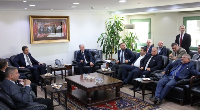 İzmir Esnafından Deniz Yücel'e Kent Lokantası ve Halk Ekmek Tepkisi: "Belediye Esnafla Yarışıyor"