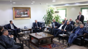 İzmir Esnafından Deniz Yücel'e Kent Lokantası ve Halk Ekmek Tepkisi: "Belediye Esnafla Yarışıyor"