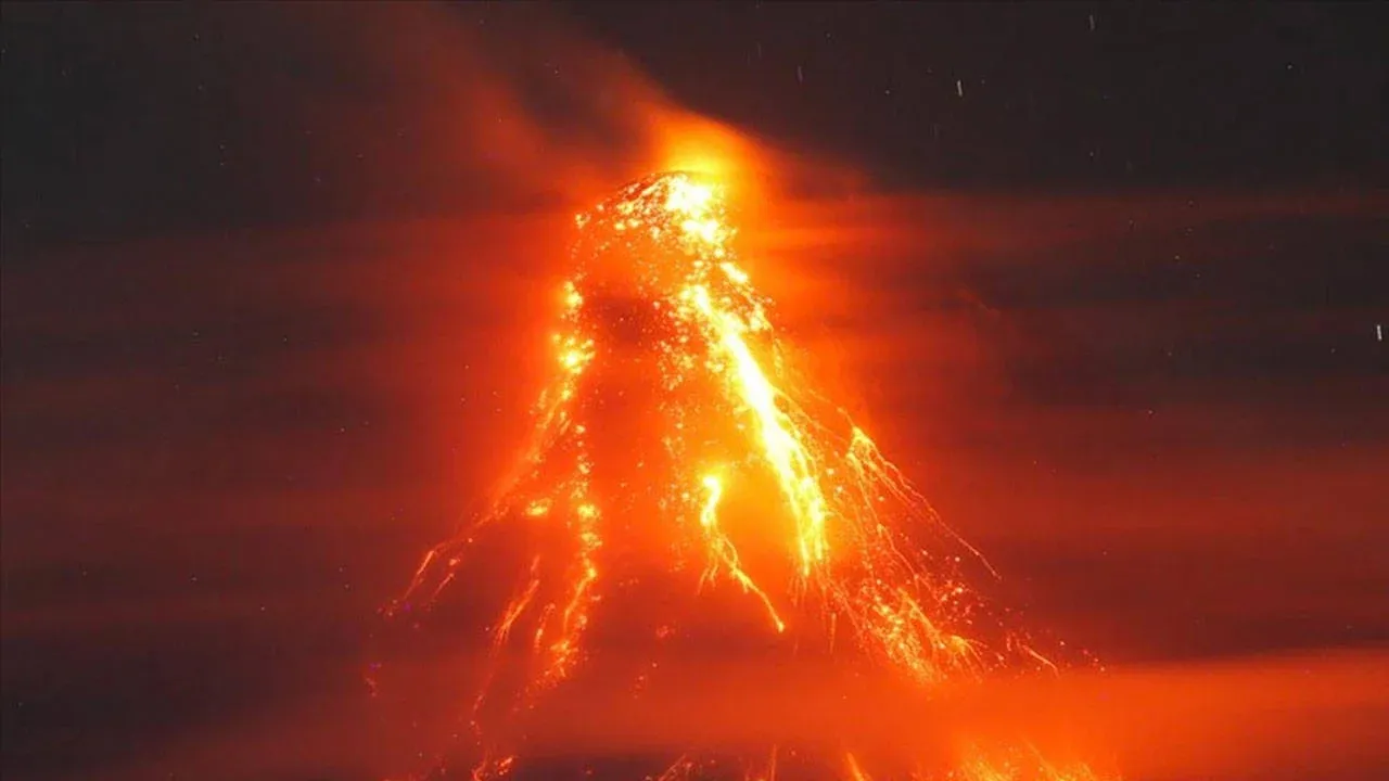 Kanlaon Yanardağı'nda patlama: 4 bin metre yüksekliğe kül püskürdü