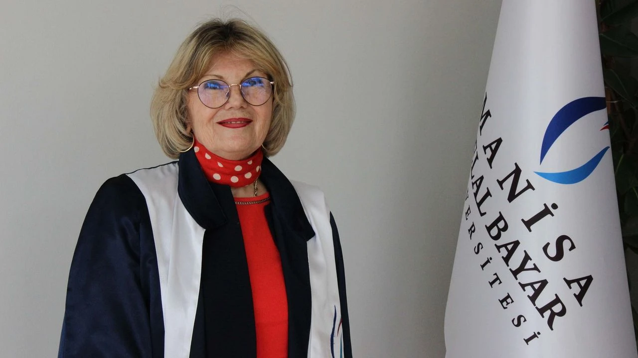 40 yıl sonra üniversiteye döndü... 72 yaşında doktorasını tamamladı