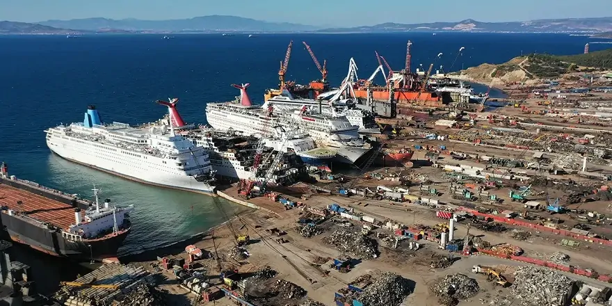 Aliağa Belediyesine İsyan: Gemi Söküm Firmaları yol kapattı