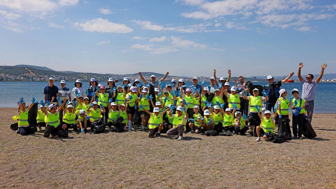 Aliağa'da öğrencilerden Çevre Günü etkinliği