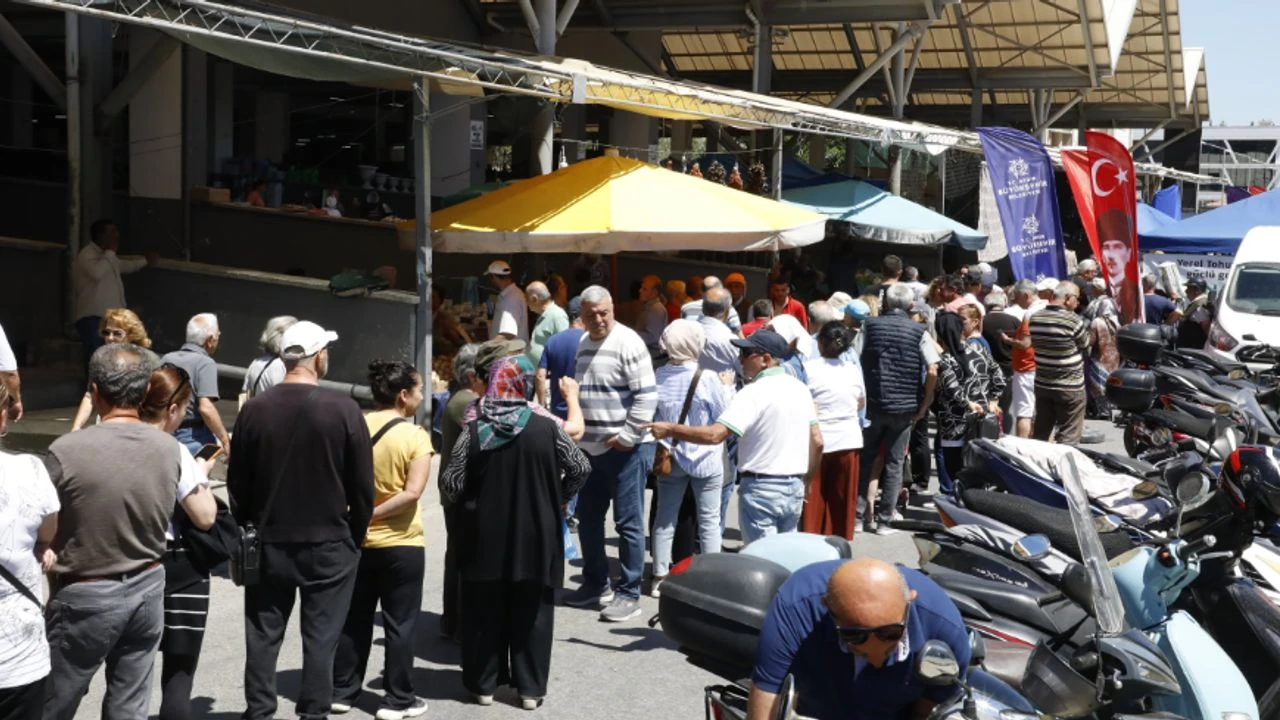 Aydın Büyükşehir, Kuşadası'nda vatandaşlara fideler dağıttı