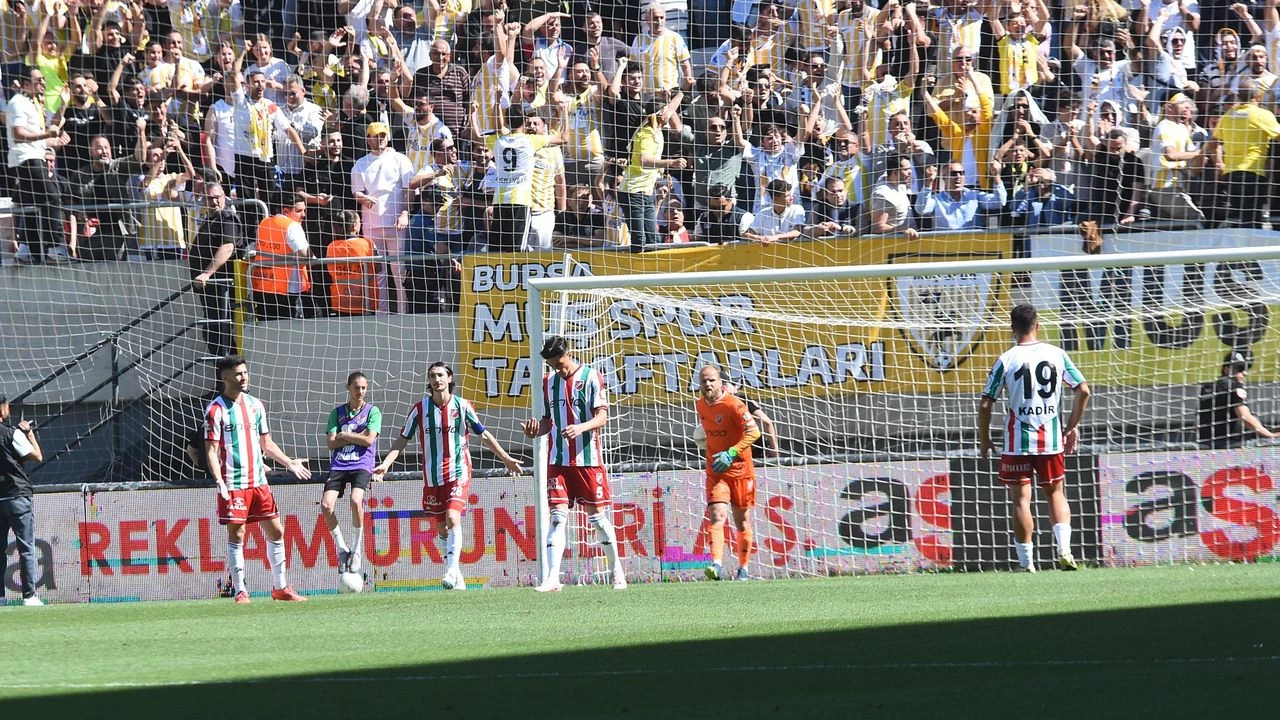 Futbolcuların prim kavgası, taraftarın kapı önü öfkesi: Karşıyaka karıştı!