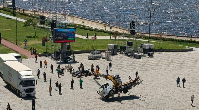 İzmir'de miting sahnesi için kurulan vinç devrildi