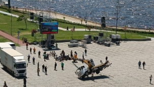 İzmir'de miting sahnesi için kurulan vinç devrildi