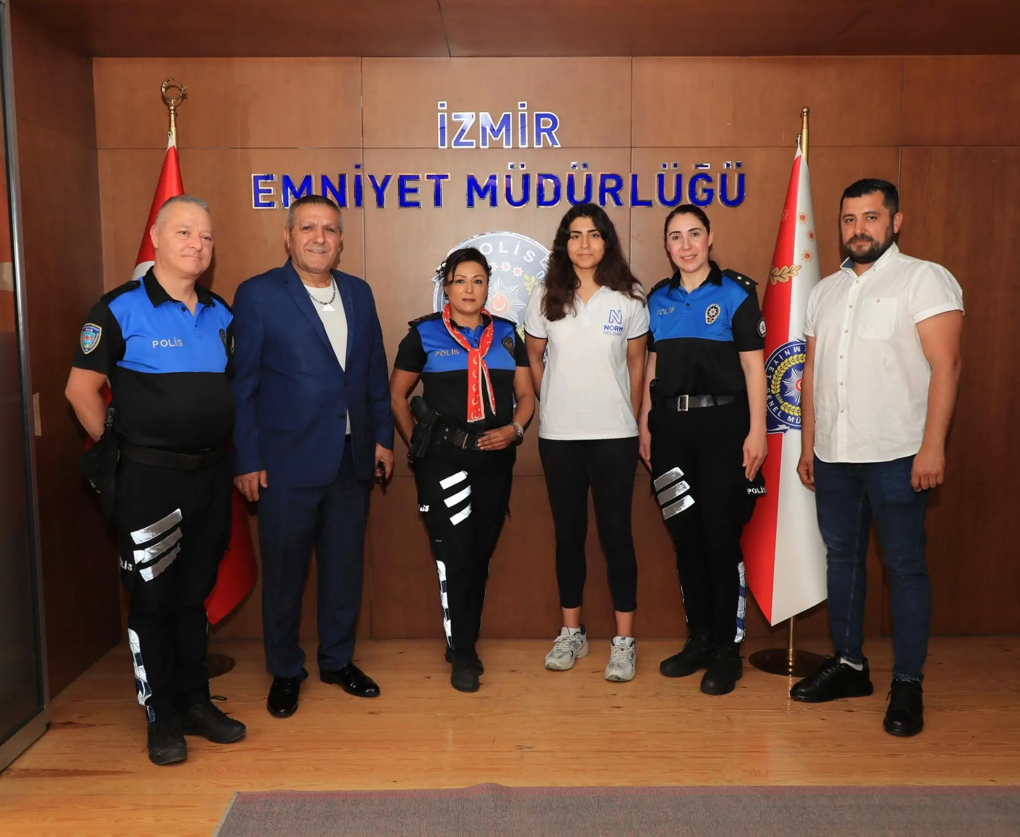 İzmirli Şampiyon Sporcuya Emniyetten Anlamlı Destek: Asya İrem Güneş'e Makamda Tebrik