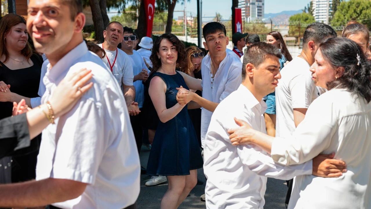 Konak'ta engelsiz kutlama