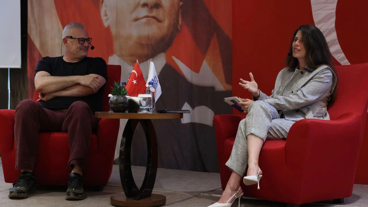 Levent Üzümcü, Çeşme'de 'sanat ve yaşam' üzerine konuştu