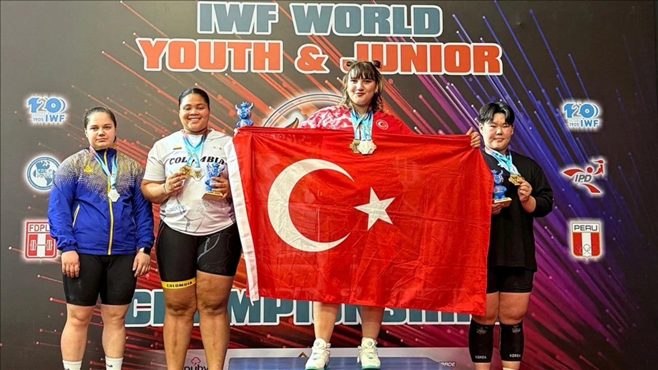 Milli halterci Çevik, dünya şampiyonu!