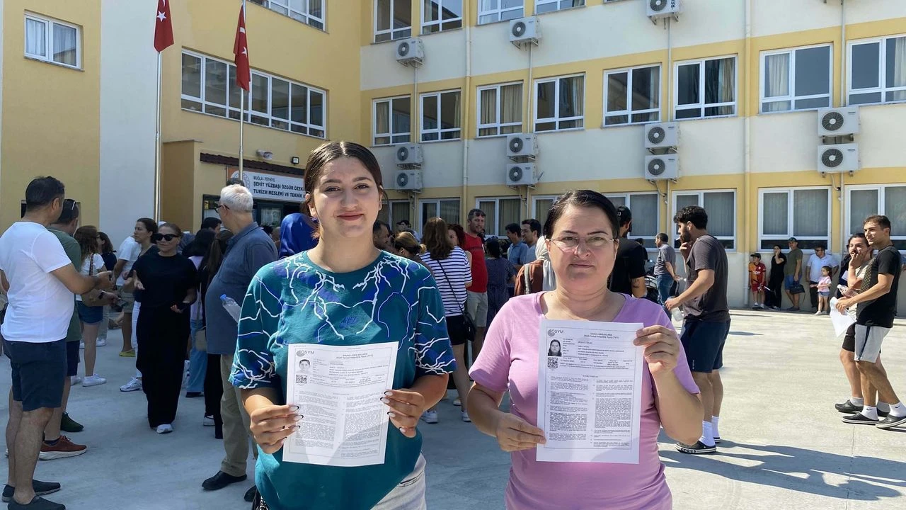 Annesiyle aynı okulda sınava girdi