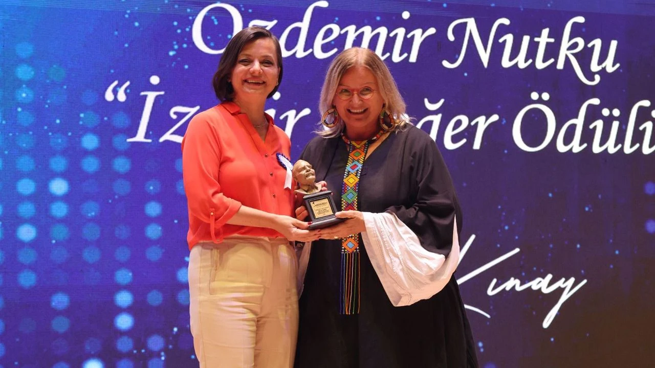 Başkan Kınay'a "Özdemir Nutku İzmir Değer Ödülü"