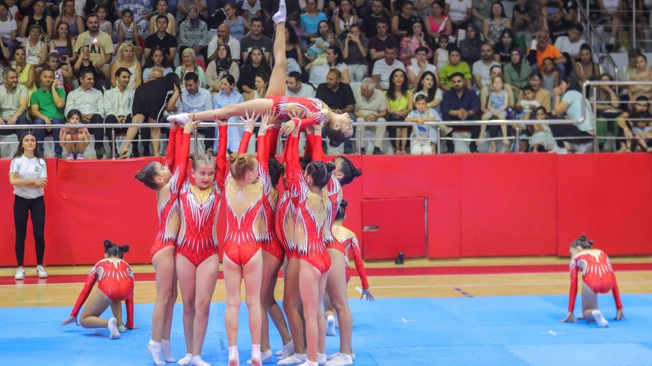 Bayraklılı kursiyerlerden yıl sonu gösterisi